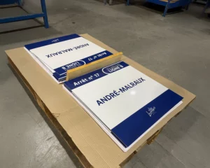 Adhésif signalétique